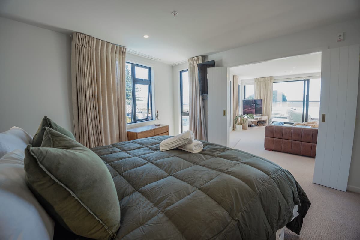 Premium Penthouse, 3 Bedrooms | 2 bedrooms, iron/ironing board, free WiFi, bed sheets