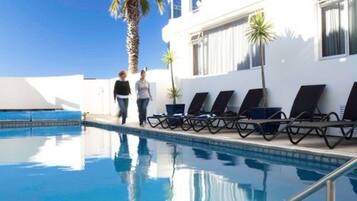 Una piscina al aire libre