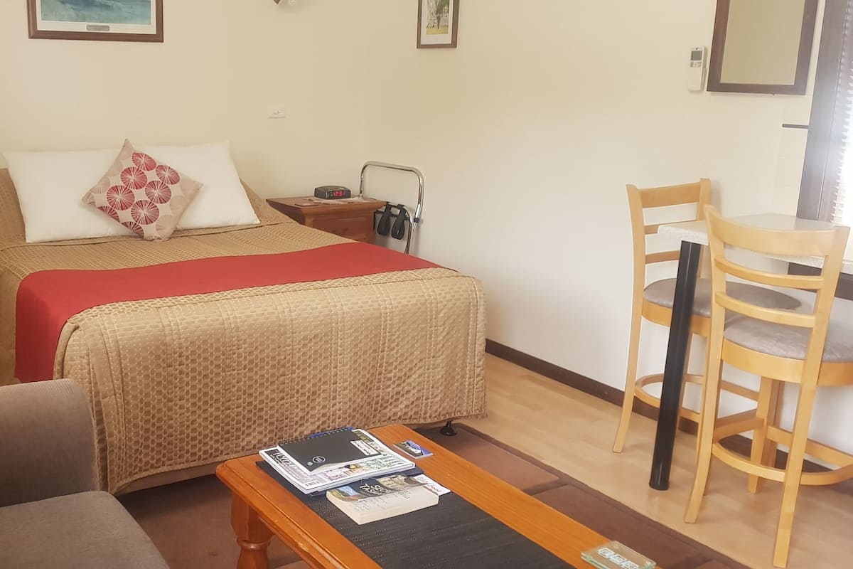 Studio, Kitchenette (The Cellar) | Premium bedding, soundproofing, iron/ironing board, WiFi (free)