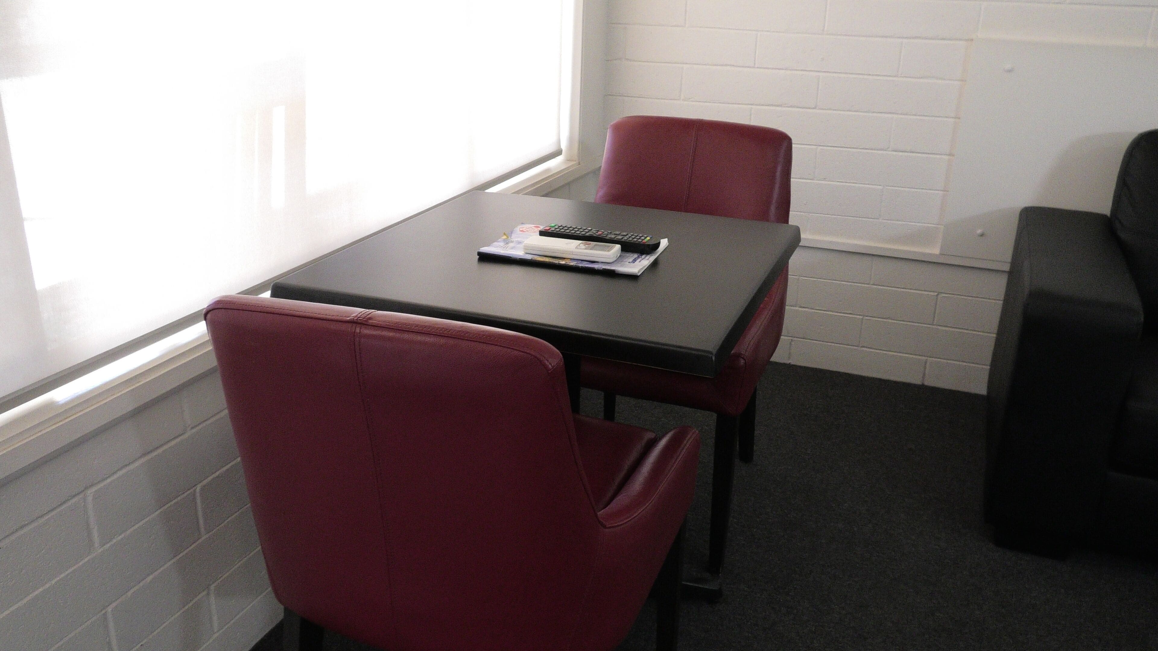 Standard Room, Non Smoking (Motel Queen Room) | Living area | 32-inch Smart TV with digital channels, streaming services