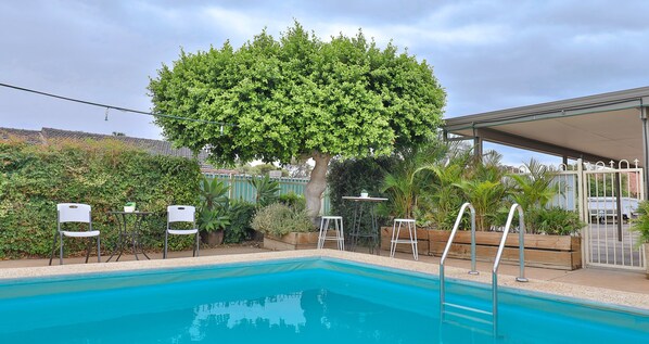 Piscine extérieure, chaises longues