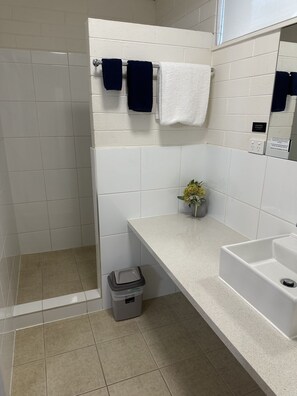 Standardzimmer, Nichtraucher (Motel Queen Room) | Bettwäsche aus ägyptischer Baumwolle, hochwertige Bettwaren