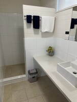 Quarto standard, para não fumantes (Motel Queen Room) | Roupas de cama de algodão egípcio, roupas de cama premium