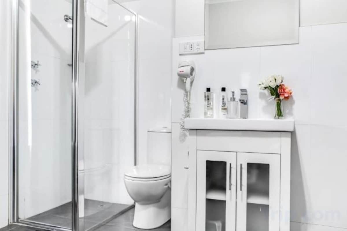 Ducha, artículos de tocador gratuitos, secador de pelo, toallas