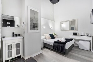 Deluxe Queen Ensuite | Desk, iron/ironing board, free WiFi, bed sheets