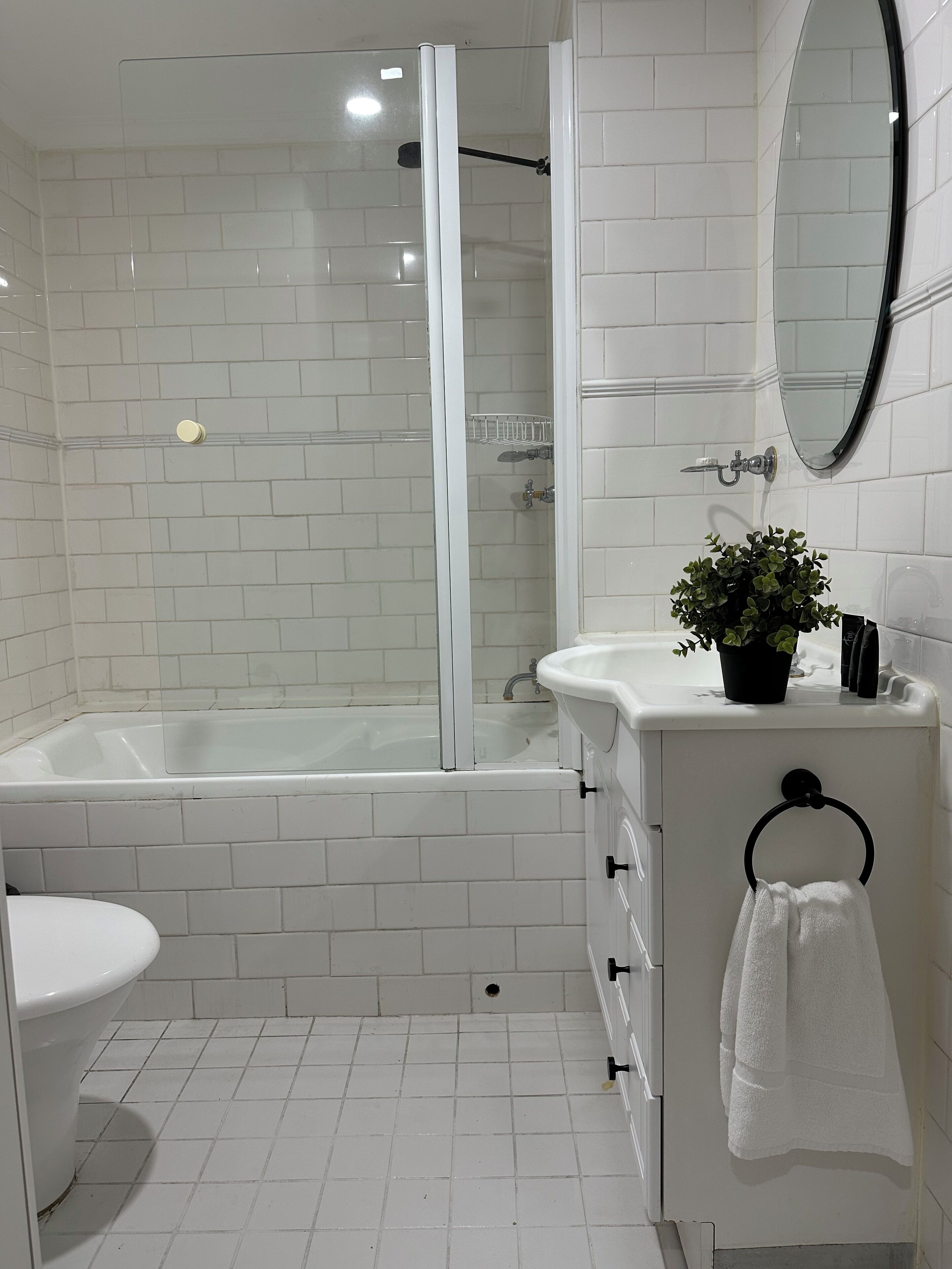 Apartamento | Baño | Ducha, artículos de higiene personal gratuitos y secador de pelo