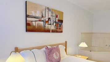 Spa Studio Apartment with Kitchen | Private spa tub