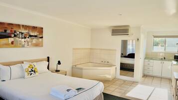 Spa Studio Apartment with Kitchen | 隔音、免費 Wi-Fi、床單