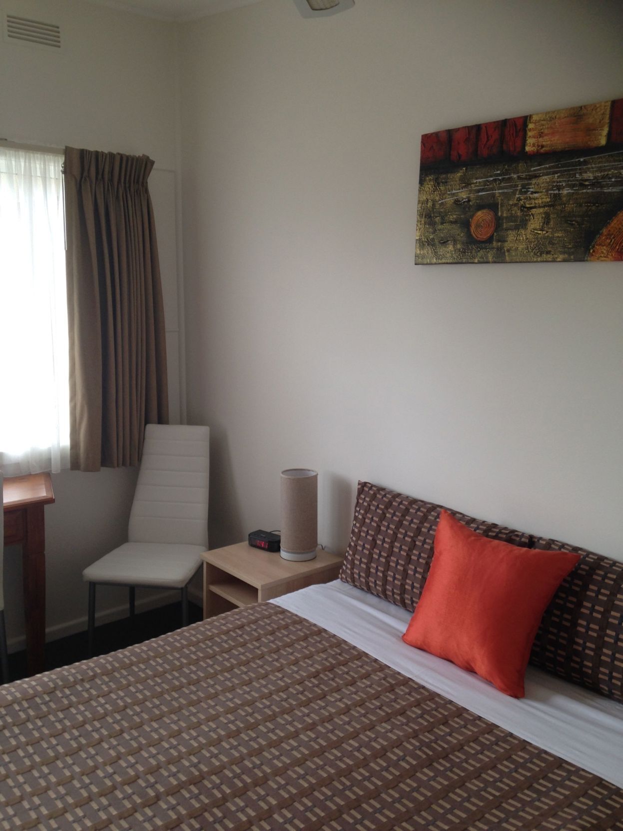 Soundproofing, free WiFi, bed sheets