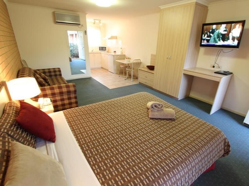 Soundproofing, free WiFi, bed sheets