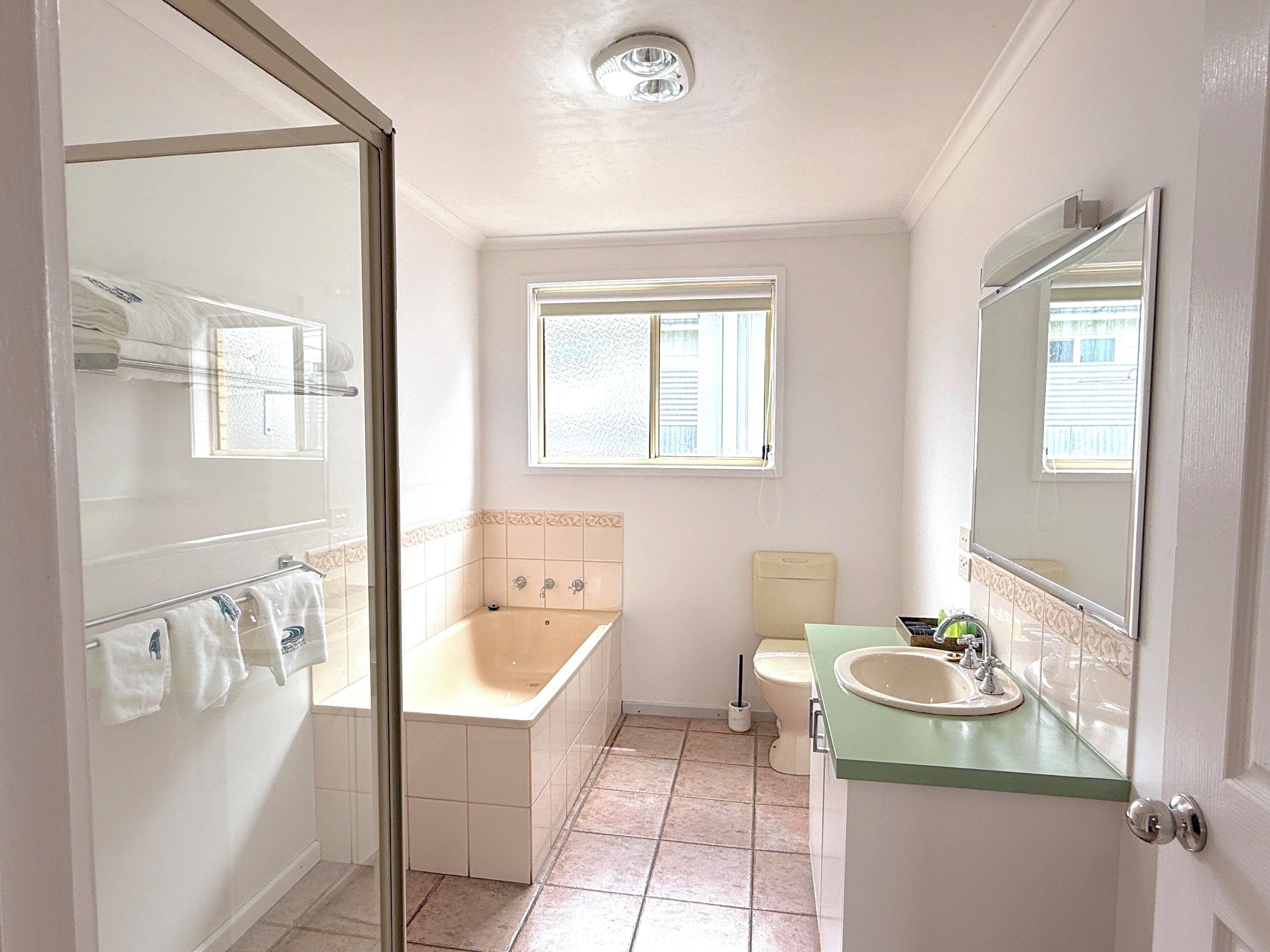 Appartement Familial | Salle de bain | Articles de toilette gratuits, sèche-cheveux, serviettes fournies, savon