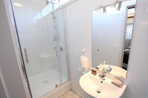 Apartamento, 3 quartos | Banheiro | Chuveiro, produtos de toalete grátis, secador de cabelo