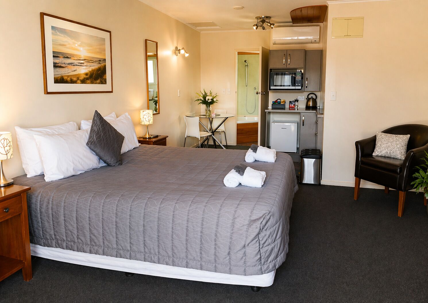 Caja de seguridad en la habitación y muebles diferentes 