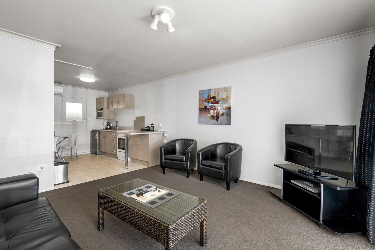 TV, lettore DVD, libri, videoteca