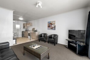 Télévision, lecteur de DVD, livres, vidéothèque