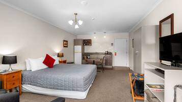 Caja de seguridad en la habitación y muebles diferentes