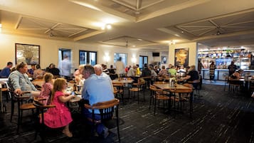 2 restaurants servant le petit déjeuner, le déjeuner et le dßner