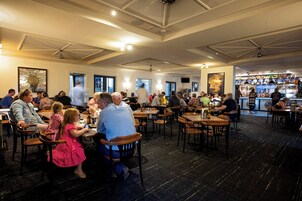 2 restaurantes: opção de café da manhã, almoço e jantar