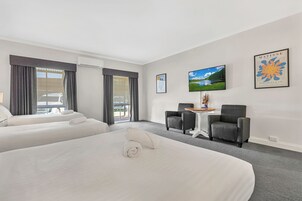 スーペリア ルーム | 客室ごとに異なる装飾、客室ごとに異なるインテリア、遮光カーテン、アイロン / アイロン台