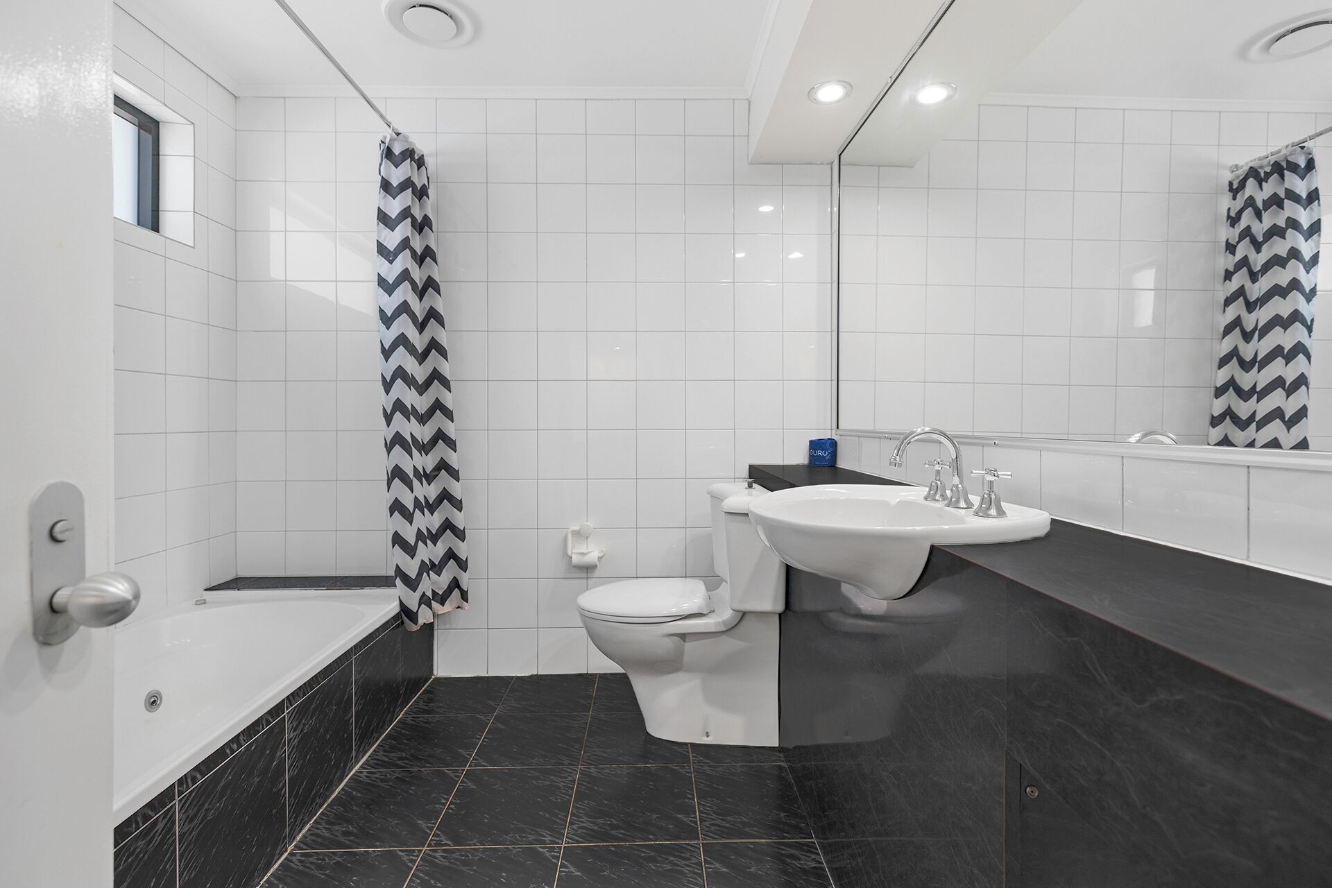 Khăn tắm, xà phòng, dầu gội, giấy vệ sinh 