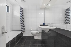 Towels, soap, shampoo, toilet paper - Caledonian Hotel Motel (Echuca)
