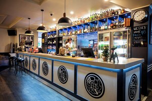 2 restaurantes, se sirve desayuno