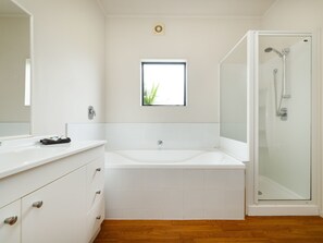 Two Bedroom | Bathroom shower - Drovers Motor Inn (Palmerston North)