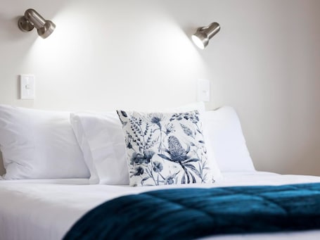 Executive Studio | Individually furnished, laptop workspace, iron/ironing board