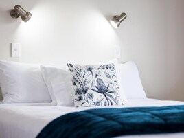 Muebles diferentes y espacio para trabajar con laptop 