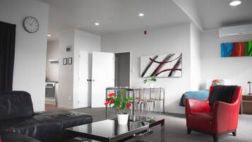 Deluxe appartement, 2 slaapkamers | Individueel gemeubileerd, een laptopwerkplek