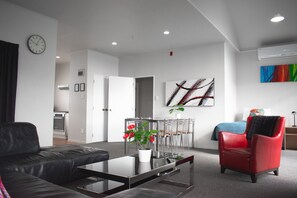 Individually furnished, laptop workspace, iron/ironing board - Drovers Motor Inn (Palmerston North)