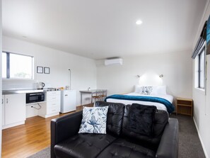 Executive Studio | Individually furnished, laptop workspace, iron/ironing board - Drovers Motor Inn (Palmerston North)
