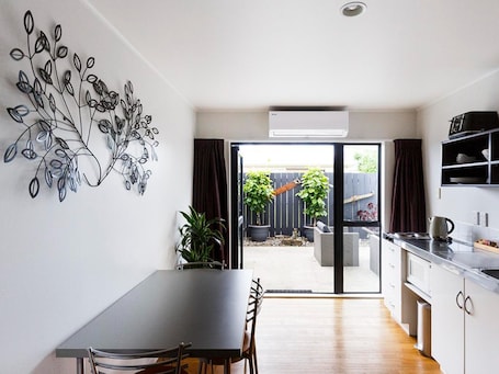 1 habitación, muebles diferentes y espacio para trabajar con laptop