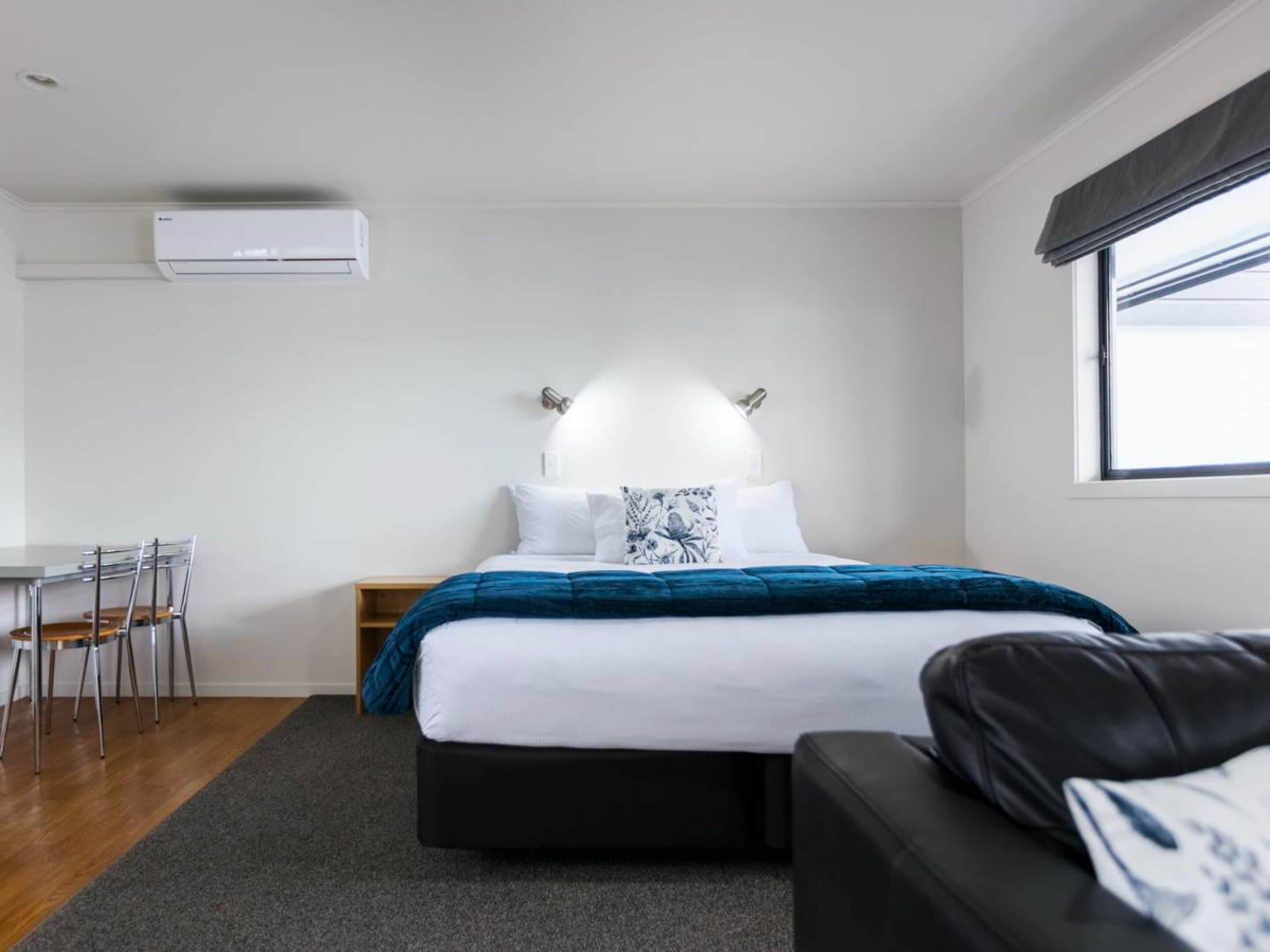 Studio – executive | Individuelt innredet, skrivebord for bærbar PC og strykejern/-brett