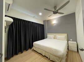 Un dormitorio con cama, ventilador de techo, mesita de noche y lámpara en la pared.