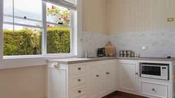 Standard Cottage, 1 Bedroom, Non Smoking, Kitchen (Arendon Cottage) | Private kitchen
