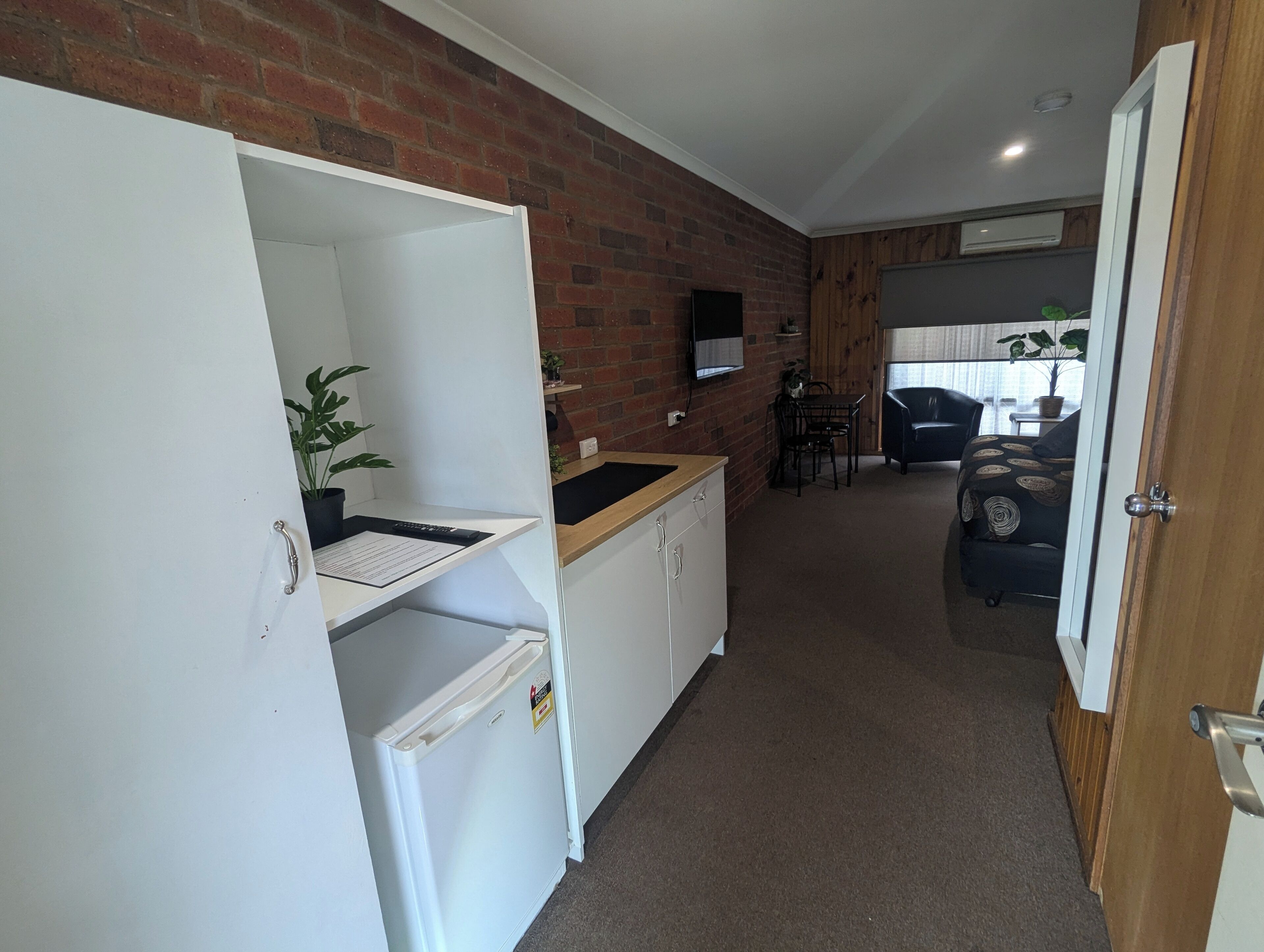 Standard Room, 1 Queen Bed | Soundproofing, iron/ironing board, free WiFi, bed sheets