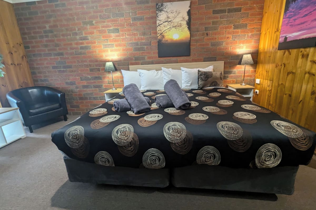 Superior Room, 1 King Bed | Soundproofing, iron/ironing board, free WiFi, bed sheets