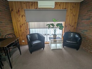 Habitación estándar, 1 cama de matrimonio | Zona de estar | Una televisión de pantalla plana, servicios de streaming