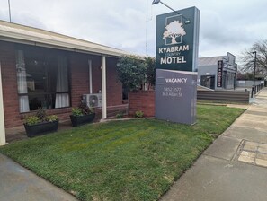 A motel sign with a tree logo, indicating a vacancy at 363 Allan St. - Kyabram Country Motel (Kyabram)