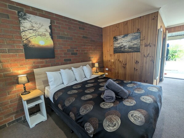 Standard Room, 1 Queen Bed | Soundproofing, iron/ironing board, free WiFi, bed sheets - Kyabram Country Motel (Kyabram)