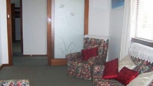 Living area - Catalina Cottage Holiday House (Port Macdonnell)