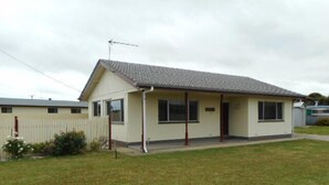 Front of property - Catalina Cottage Holiday House (Port Macdonnell)