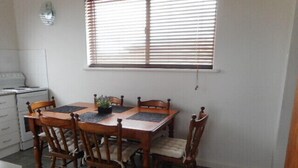 In-room dining - Catalina Cottage Holiday House (Port Macdonnell)