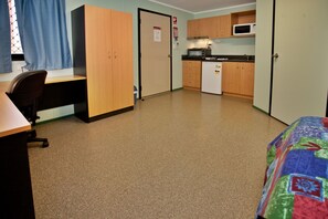 Standardzimmer, Nichtraucher, Kochnische (Standard Double) | Eigene Kochnische | Kühlschrank, Mikrowelle, Herdplatte, Wasserkocher mit Kaffee-/Teezubehör