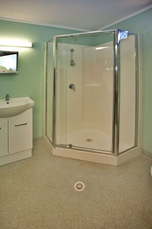 Standard Double | Bathroom | Shower, towels - Karratha Lodge (Karratha Industrial Estate)