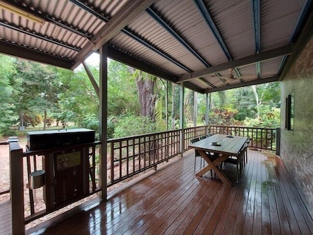 家庭小屋 | 起居区 | 70-厘米电视(配备卫星频道)