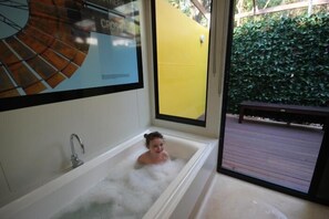 Classic Cabin | Deep-soaking bathtub