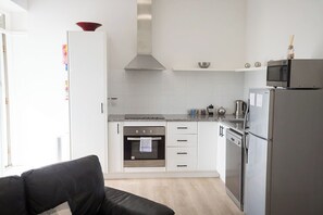 Appartement Standard, 1 chambre, non-fumeurs, cuisine (Apartment 2) | Cuisine privée | Cafetière/bouilloire, grand réfrigérateur, micro-ondes