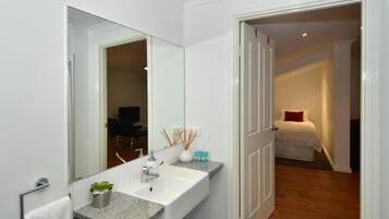 Standard Apartment, 1 Bedroom, Non Smoking, Kitchen (Apartment 3) | Bathroom